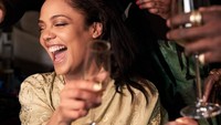 Lagi-lagi segelas champagne yang dipilih Tessa untuk menemani dirinya saat tengah dirias. Kala itu ia akan menjalani sesi pemotretan dengan Vogue. Foto: Greg Williams