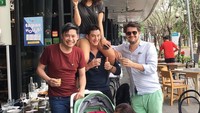 Dari kecil, Allie sudah sering menemani ibu dan ayahnya makan di restoran. Bersama teman, momen makan jadi lebih seru! Foto: Instagram marissaln