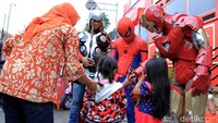Selain itu masyarakat juga bisa ikut bernyanyi bersama dan menggunakan fasilitas yang ada di dalam Pospol yang menyerupai Bus Bandros tersebut.