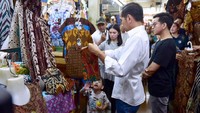 Usai berbelanja pakaian batik, Presiden dan keluarga keluar dari pasar (Foto: Muchlis Jr - Biro Pers Sekretariat Presiden).