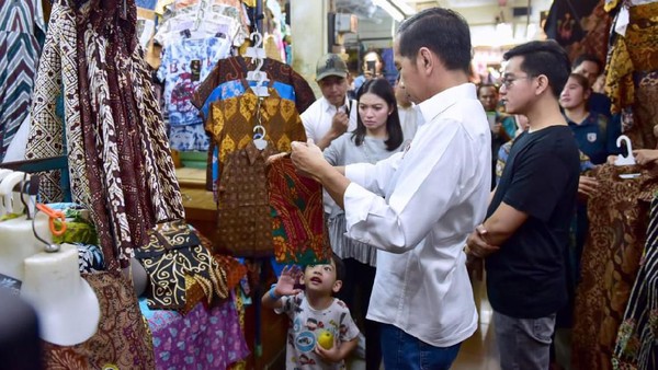 Melihat Akrabnya Jokowi dan Jan Ethes Beli Batik di Pasar Beringharjo