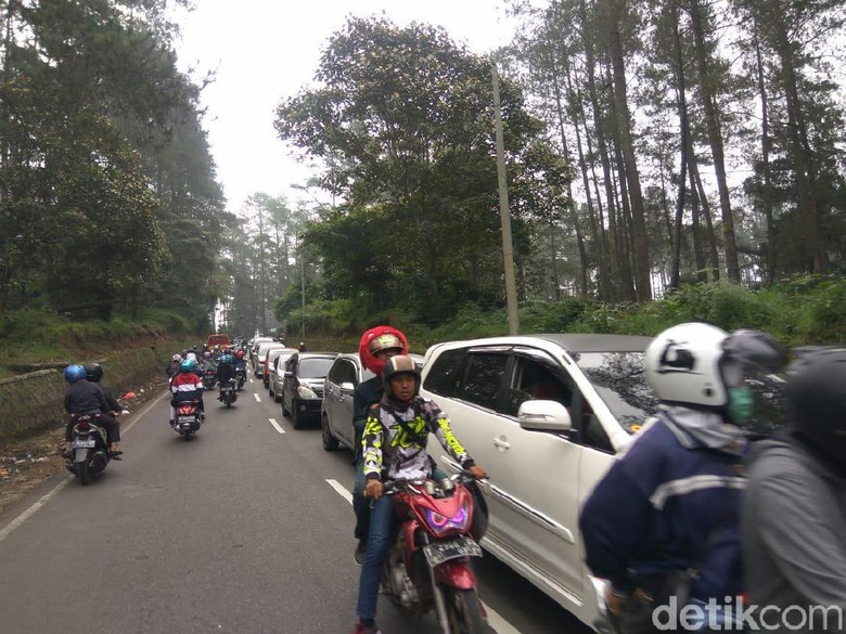 Jalur Wisata Lembang-Tangkubanparahu Macet Hingga 3 Km Jalur Wisata Lembang-Tangkubanparahu Macet Hingga 3 Km