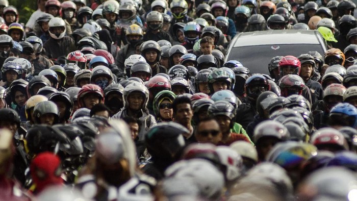 Sejumlah pengendara beristirahat saat melintasi terowongan Lingkar Nagrek, Kabupaten Bandung, Jawa Barat, Sabtu (8/6/2019). Pada H+3 arus balik lebaran 2019 volume kendaraan yang melintasi jalur Lingkar Nagrek menuju Bandung-Jakarta terpantau ramai lancar. ANTARA FOTO/Novrian Arbi/foc.