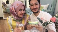 Berlebaran, Syahnaz dan Jeje sama-sama menikmati kue kering kesukaan mereka. Foto: Instagram@syahnazs