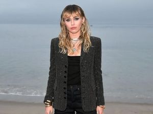Miley Cyrus Sedih Ditinggal Mati Babi Peliharaannya