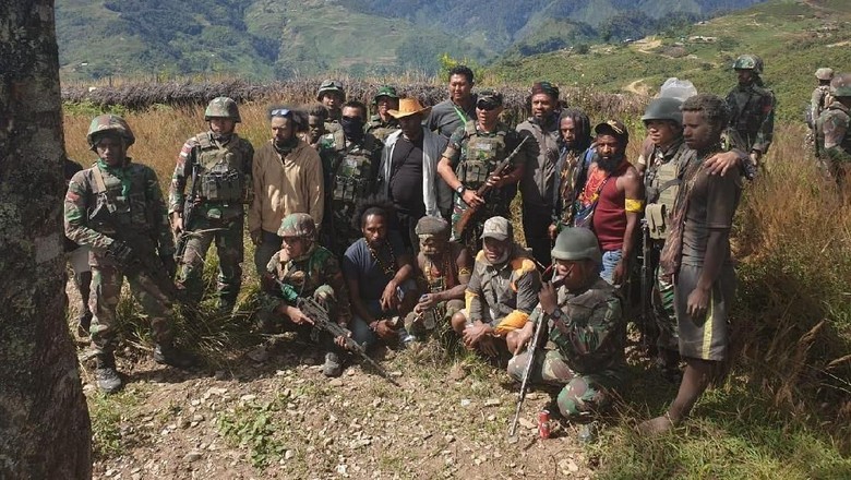 Ajudan Goliat Tabuni Ikrar Setia NKRI di Hadapan TNI karena Merasa Tertipu Ajudan Goliat Tabuni Ikrar Setia NKRI di Hadapan TNI karena Merasa Tertipu