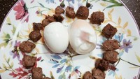 Bukan Syahnaz yang masak. Tapi sang suami Jeje. Wah daging steak dengan dua butir telur rebus terlihat enak. Foto: Instagram@syahnazs