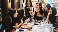 Begini potret kebersamaan Syahnaz ketika sedang kumpul bareng teman-teman main sinetronnya. Foto: Instagram@syahnazs