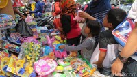 Pada hari Lebaran biasanya pembeli telah memadati toko-toko sebelum dibuka. Namun sekarang, ramainya penjualan toko baru terjadi di sore hari.