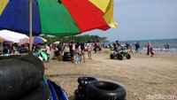 Pantauan detikcom di pantai Sambolo, wisatawan dari berbagai daerah di Banten dan luar Banten mulai memadati kawasan wisata pantai Anyer sejak pagi tadi.