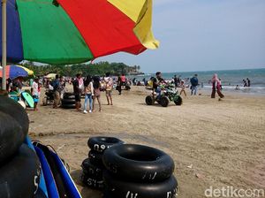 Ribuan Wisatawan Padati Pantai Anyer