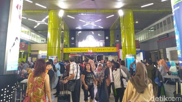 Suasana di Stasiun Gambir Minggu (9/6) siang