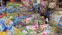 Penjualan mainan di Pasar Gembrong, Jakarta Timur menurun hingga 50%. Hal itu diakui pedagang karena sepinya pengunjung.