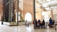 Selain dibiarkan tetap seperti aslinya, rest area tersebut juga dipercantik dengan meja dan bangku untuk duduk (Randy/detikcom)  