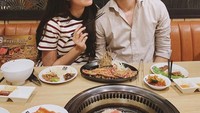  Nikmat banget. Romantisnya Syahnaz makan daging panggang all you can eat bareng sang suami. Foto: Instagram@syahnazs