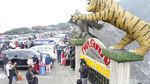Foto: Saat Tangkuban Perahu Jadi Lautan Manusia