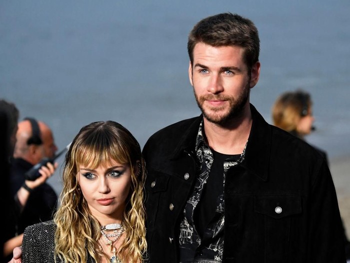 Miley Cyrus dan Liam Hemsworth MALIBU, CALIFORNIA - JUNE 06: (L-R) Liam Hemsworth and Miley Cyrus attend the Saint Laurent Mens Spring Summer 20 Show Photo Call on June 06, 2019 in Malibu, California. (Photo by Neilson Barnard/Getty Images)