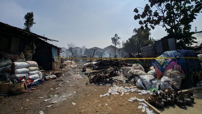 Lapak Pemulung di Pasar Minggu Terbakar, Korban Mengungsi ke Tenda Lapak Pemulung di Pasar Minggu Terbakar, Korban Mengungsi ke Tenda