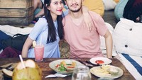  Ada makanan yang disantap dengan cocolan saus dan es kelapa. Hmm segar sekali ya kelapa mudanya. Foto: Instagram@syahnazs