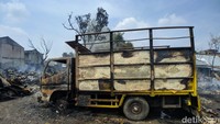 Sekeliling lapak yang terbakar dibatasi dengan garis polisi. Botol plastik, tabung gas, bahkan mobil pikap ikut hangus terbakar. (Foto: Jefrie Nandy Satria/detikcom)