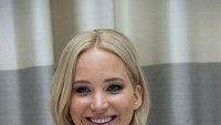 Selain pizza, wanita yang lahir apda 15 Agustus 1990 itu juga penyuka minuman berkafein. Dalam sebuah sesi wawancara, Jennifer Lawrence sempat menyesap kopinya lebih dulu sebelum menjawab pertanyaan yang diajukan. Foto: Heart UK