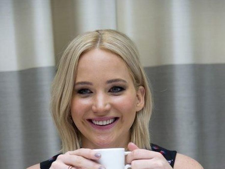 Pesona Jennifer Lawrence Saat Ngopi hingga Makan Bareng Tunangannya