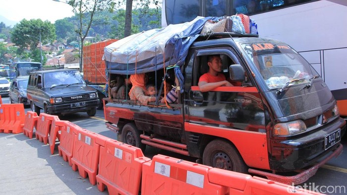 Polisi melarang masyarakat untuk menggunakan mobil bak terbuka untuk mudik dan liburan. Meski begitu, masih saja banyak yang menggunakannya.