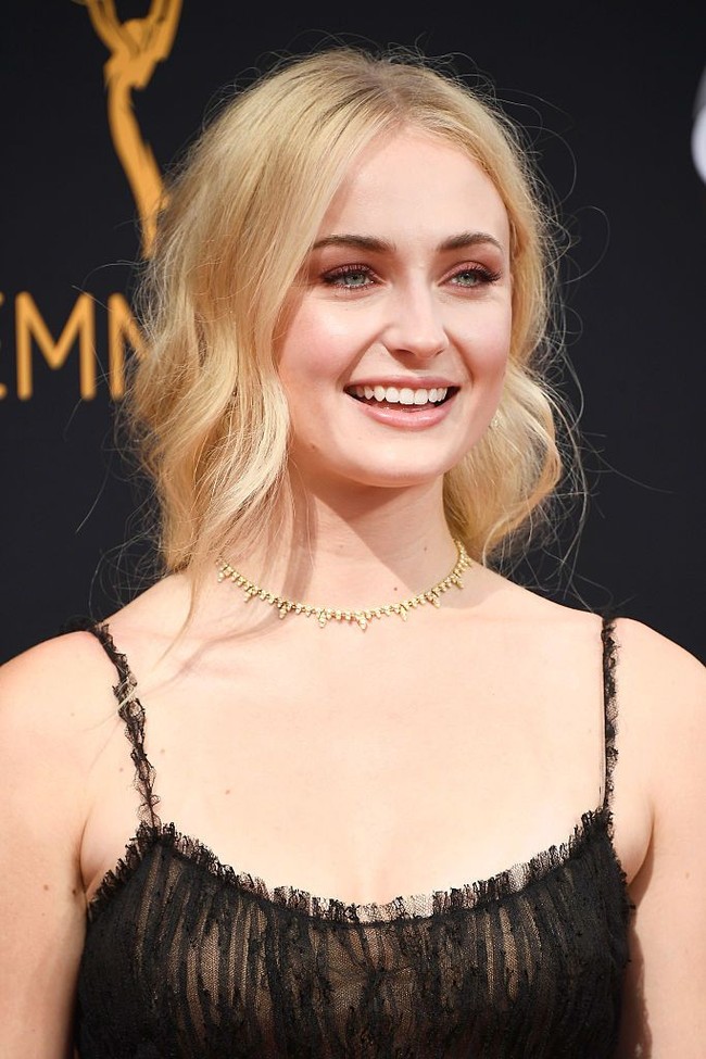 Transformasi Sophie Turner terlihat jelas di 2016. Ia tampil dengan rambut baru. Rambut merahnya diubah menjadi pirang. (Foto: Getty Images)