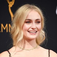 Transformasi Sophie Turner terlihat jelas di 2016. Ia tampil dengan rambut baru. Rambut merahnya diubah menjadi pirang. (Foto: Getty Images)