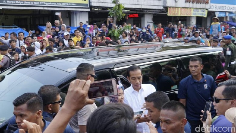 Jokowi Sekeluarga ke Pasar Beringharjo Yogya Borong Batik Jokowi Sekeluarga ke Pasar Beringharjo Yogya Borong Batik