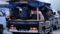 Pantauan detikcom Sabtu (8/6/2019), di Jalur Selatan Nagreg, Kabupaten Bandung, masih banyak masyarakat yang menggunakan mobil bak terbuka.