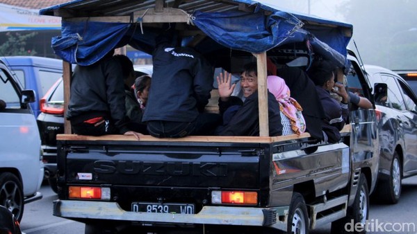 Meski Dilarang, Pemudik Masih Gunakan Mobil Bak Terbuka