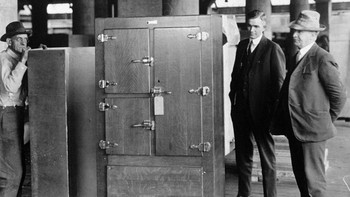 Nenek moyang kulkas punya wujud seperti lemari. Hanya orang-orang kaya pada zamannya yang bisa punya kulkas. Kini, semua orang bisa punya kulkas dan wujudnya pun lebih bagus dan hemat listrik. Foto: via Brainberries