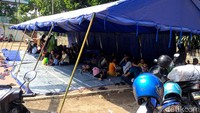 Kini korban kebakaran mengungsi di tenda darurat yang di tempatkan di lapangan yang tak jauh dari lokasi kejadian. Sejumlah lansia dan 1 balita juga ikut mengungsi. (Foto: Jefrie Nandy Satria/detikcom)
