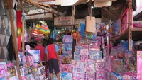 Salah satu pedagang, Vira mengaku sejak tahun lalu telah terjadi penurunan kunjungan pembeli. Dibandingkan tahun lalu, tahun ini penurunan jauh lebih drastis lagi.