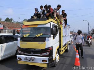 Duh! Masih Banyak Warga Mudik dan Liburan Pakai Mobil Bak Terbuka