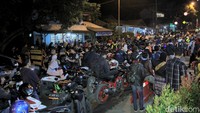 Dari pantauan detikcom, Sabtu (8/6) dini hari, di kawasan Jalan Raya Otista, Tarogong Kaler, arus lalu lintas kendaraan yang mengarah ke Bandung terpantau padat. Termasuk juga untuk kendaraan roda dua.