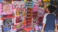 Penurunan penjualan itu disebut dikarenakan informasi penggusuran yang sudah tersebar di masyarakat. Alhasil, calon pembeli urung ke Pasar Gembrong.