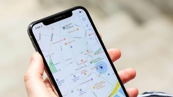 Dengan peta digital di ponsel, kita punya bantuan ketika tersesat. Menemukan arah pun jadi lebih mudah tanpa repot membawa peta fisik atau bergantung pada orang untuk ditanyai. Foto: via Brainberries