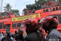 Police Band Hibur Warga yang Tertahan One Way di Pospol Cikaledong