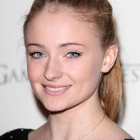 Inilah wajah polos Sophie Turner remaja saat usianya 16 tahun Foto 2012 ini adalah saat dia promosi serial Game Of Thrones. Sophie  yang berperan sebagai Sansa Stark telah bergabung di serial tersebut sejak season pertama di 2010 saat usianya masih 14 tahun. (Foto: Getty Images)
