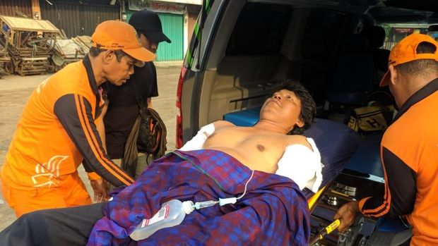 Pengungsi kebakaran lapak pemulung di Pasar Minggu dibawa ke rumah sakit.