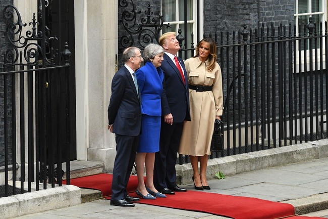 Menyambangi kediaman resmi Perdana Menteri Inggris Theresa May, Melania memakai coat favoritnya dari Celine. Coat berwarna coklat itu diketahui memiliki harga sekitar US$ 6.350 (Rp 90 jutaan) - US$ 7.600 (Rp 108 juta). Sepatunya, Manolo Blahnik BB Pump 115 berwarna black water snake (US$ 950 atau Rp 13,5 juta). Tas Hermes Birkin 25 dalam warna black shiny Niloticus crocodile, dengan harga berkisar US$ 38.000 (Rp 540 juta) - US$ 63.500 (Rp 895 juta). (Foto: Getty Images)