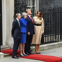 Menyambangi kediaman resmi Perdana Menteri Inggris Theresa May, Melania memakai coat favoritnya dari Celine. Coat berwarna coklat itu diketahui memiliki harga sekitar US$ 6.350 (Rp 90 jutaan) - US$ 7.600 (Rp 108 juta). Sepatunya, Manolo Blahnik BB Pump 115 berwarna black water snake (US$ 950 atau Rp 13,5 juta). Tas Hermes Birkin 25 dalam warna black shiny Niloticus crocodile, dengan harga berkisar US$ 38.000 (Rp 540 juta) - US$ 63.500 (Rp 895 juta). (Foto: Getty Images)