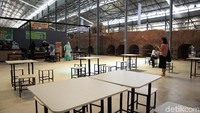 Traveler yang datang beristirahat di Rest Area KM 260B Banjaratma juga bisa menikmati kuliner dan jajanan yang disediakan sambil mengagumi bangunan eks pabrik gula (Randy/detikcom)  