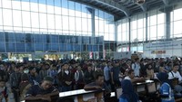 Antrean para pemudik mengular di loket pelabuhan.