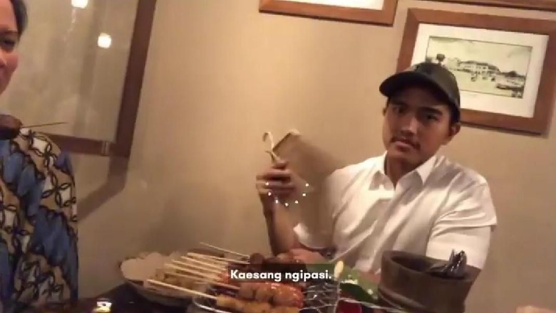 Jokowi Nge-vlog: Iriana, Gibran, Jan Ethes Makan, Kaesang Kipas-kipas Sate Jokowi Nge-vlog: Iriana, Gibran, Jan Ethes Makan, Kaesang Kipas-kipas Sate