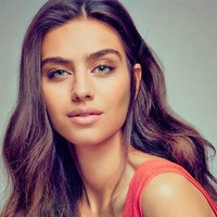 Sebelumnya, Ozil dan Amine mengadakan pesta pre-wedding meriah yang dihadiri ratusan tamu. Keduanya pun tampak ikut menari iringi kesenian drum tradisional Turki. (Foto: Instagram/@gulseamine)