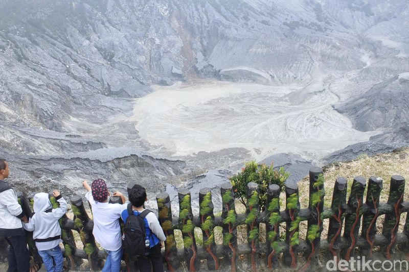 Puluhan ribu wisatawan memadati taman wisata alam (TWA) Tangkuban Parahu di Cikole, Lembang, Kabupaten Bandung Barat.