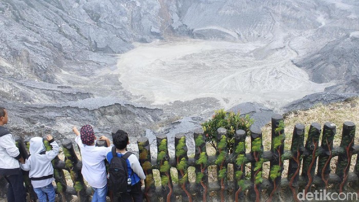 Puluhan ribu wisatawan memadati taman wisata alam (TWA) Tangkuban Parahu di Cikole, Lembang, Kabupaten Bandung Barat.
